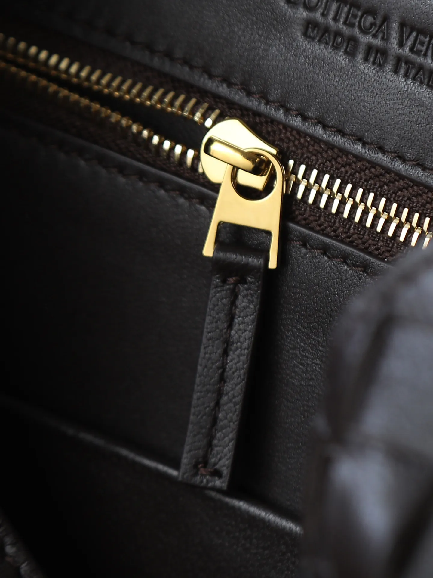 1300. Andiamo is shipping‼ ️Really popular🔥The new Andiamo woven handbag launched by Bottega Veneta this season is really popular all over the world! ! Celebrities at home and abroad have worn it, and Oscar-winning actress Michelle Yeoh has taken it out on the street. Song Jia, Trai Yala, Yu Feihong, Sanji Ayaka, Rosie Hunting-Whiteley, Yoshioka Riho, etc. have all worn this bag. It is classic and versatile and shows off your temperament, and the bag capacity is also large, which is very convenient for daily commuting! ! A variety of carrying methods, the shoulder straps can be adjusted by yourself, the original lambskin feels soft and delicate, and the unisex style breaks the gender boundaries and brings a more practical and long-lasting use experience. Andiamo, which has both elegant and casual styles, perfectly interprets the true appearance of "fashionable old money style". Style number: 766014 Size: 25*22*10.5cm
